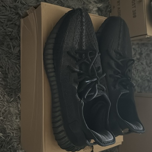 Yeezy 350 V2 - Picture 2 of 5